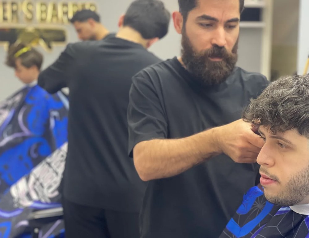 Coupe en cours chez Signature Élégance Coiffure