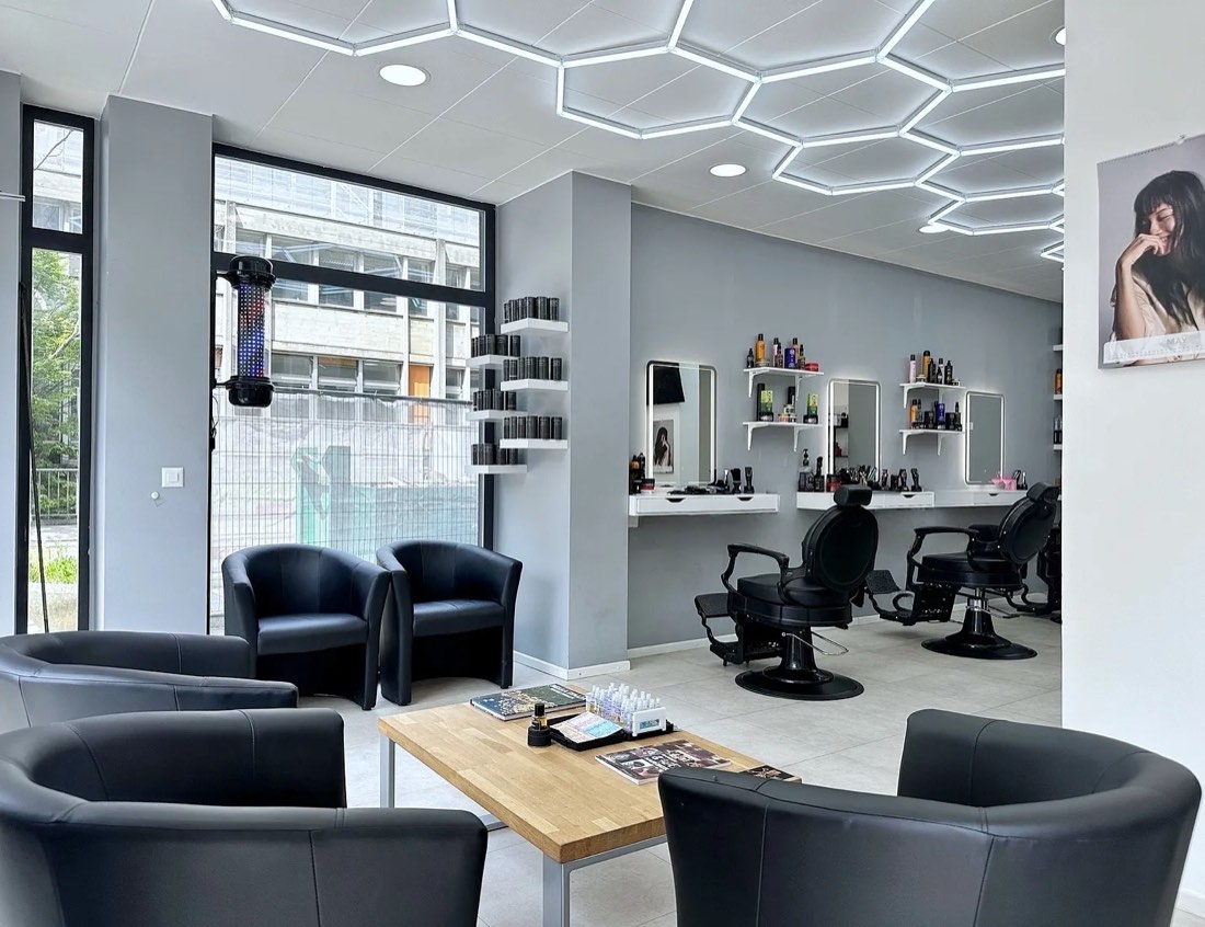 Espace d'accueil et postes de coiffure Signature Élégance